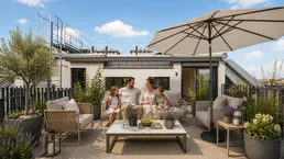 Helle Dachterrasse mit moderner Lounge-Möblierung, Sonnenschirm und Blick über die Stadt, ideal für Familien.