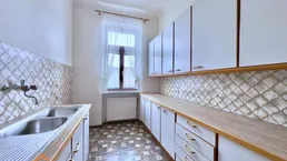 ECK-ALTBAUWOHNUNG sanierungsbedürftig