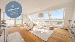 Helles, modernes Wohn-Esszimmer mit Holzboden, großen Dachfenstern und Zugang zur Terrasse.