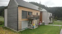 Sonnige Familienwohnung mit Terrasse, Garten und Carport