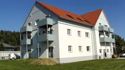 Familiengerechte Neubauwohnung mit Balkon, Einbauküche und Carport