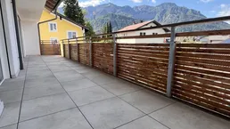 Neubau-3-Zi-Wohnung mit 2 Balkonen, 2 Bädern, 2 Parkplätzen und Panoramablick