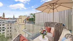 Große Dachterrasse mit bequemen Loungemöbeln, Sonnenschirm und weitem Blick über die Stadt.