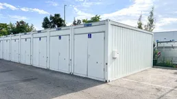 Lagercontainer im Industriegebiet Perfektastraße
