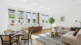 Helles Wohn- und Esszimmer mit Holzboden, großen Fenstern und moderner Einrichtung.