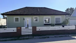 Moderner 4-Zimmer-Bungalow mit Terrasse, Pool und Garage – sofort bezugsfertig!