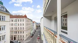 Urbanes Wohnen mit Wohlfühlfaktor: 2022 generalsanierte 3-Zimmer-Wohnung mit Loggia