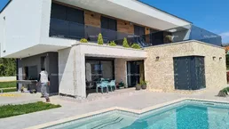 Haus Freistehendes neues Haus mit Pool auf einem großen Grundstück.