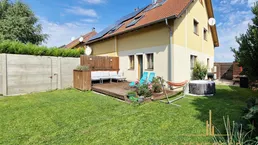 WOHLFÜHLOASE: Charmante Doppelhaushälfte in Seyring mit Garten, Kamin &amp; moderner Ausstattung