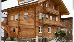 Alpines, traditionelles Holzhaus