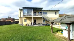 Wunderschönes Zweifamilienhaus mit großzügigem Garten und erstklassiger Ausstattung