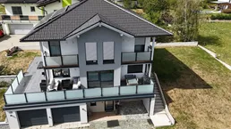 Modernes Einfamilienhaus mit großzügiger Terrasse und Doppelgarage