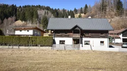 Wohnhaus mit Nebengebäuden, Grün- und Baufläche - 2 getrennte Wohneinheiten