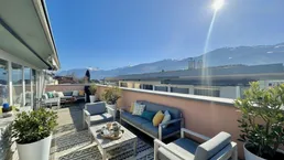 Mils: Stilvolles Reihenhaus mit Atelier, beeindruckender Panorama-Dachterrasse, Garten, zwei Tiefgaragenstellplätzen (im Preis inkludiert) und ca. 20 m² Kellerabteil