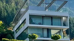 Achensee: Luxuswohnung in der Architektenvilla der Superlative – Top W1 mit Seeblick, ca. 135 m² Wohnfläche, ca. 160 m² Privatgarten, ca. 25,18 m² Balkon &amp; 2 Tiefgaragenstellplätze inklusive