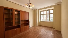 ***Sanierungsbedürftige 2,5 Zimmer-Altbauwohnung nahe Aumannplatz in ruhiger Innenhoflage***