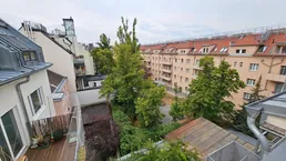 Provisionsfreie DG-Wohnung mit Terrasse in wunderschönen Innenhof