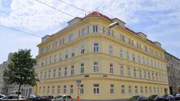 Sanierungsbedürftige Wohnung in sehr gepflegtem Eckzinshaus