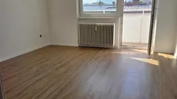 Umfassend renovierte 2-Zimmer-Wohnung mit Balkon | 8. Stock | WG-geeignet