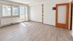 Stellplatz inklusive! Großzügige 4-Zimmer-Wohnung mit Kamin und sonniger Loggia ++ 2 Duschen und 2 WCs