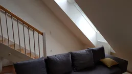 Sonnige 2-Zimmer-Maisonette im Dachgeschoss mit Balkon – 1080 Wien
