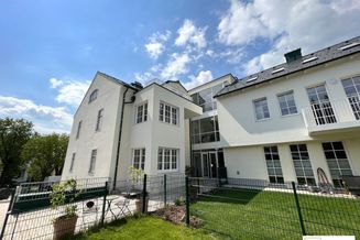 Beeindruckend aufgeteilte 2 - Zimmer Dachgeschoss Wohnung in stillvoll sanierter Gründerzeit Villa - direkt in Bad Vöslau