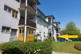 Kutschenhof: Freundlich, helle 3-Zimmer-Wohnung mit Loggia und Ausgang zum Garten
