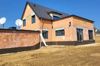 Neubau: Modernes Doppelwohnhaus (90m²) in ruhiger, zentraler Lage in Fürstenfeld mit Eigengarten! Provisionsfrei