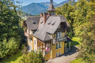 Salzkammergut-Villa von 1897 in Alleinlage auf 12.000 m² großem Grund