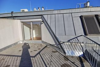 Ruhige 3-Zimmer Dachgeschoss-Neubauwohnung mit offener Küche, 18 m2 Terrasse, Kellerabteil und Garagenplatz optional