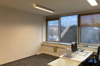 Leistbare MICRO Praxis-/Ordinations-/Bürofläche mit XL-Fenstern u. 1A Preis-/Leistungsverhältnis neben (Vital-) Zentrum Muldenstraße! Prov.frei.