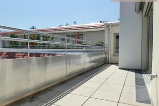 Dachgeschoß-Wohnung in Ruhelage - Fußbodenheizung Fernwärme - 20m² Terrasse!!