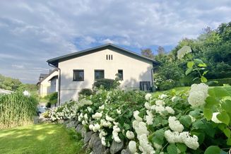 Stadt | Land | Fluss: Wunderschönes Einfamilienhaus mit Garten und Wald nahe der Donau