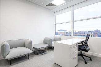 Privater Büroraum für 2 Personen in Regus Office Park Airport