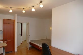 Moderne Single, furnished apartment, Innenhoflage, Bus 5A zur U6, 11A zur U4 und den Bahnen.