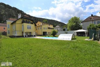 Jugendstilaltbau mit Nebengebäude auf großem Grundstück mit Swimmingpool im Bezirk Baden