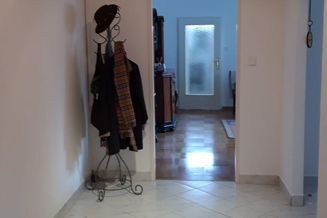 Wohnung mit Aufzug und großer Garage, sowie verbaute Loggia sehr ruhig und gepflegt. Badezimmer neu renoviert.