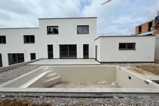 Moderne Doppelhaushälfte mit Doppelgarage und Pool