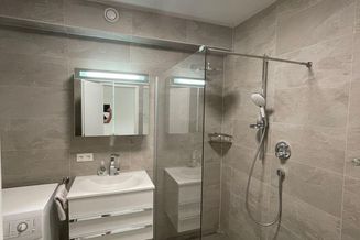 Neu Renovierte Wohnung mit hochwertigen Böden und schönem Bad!