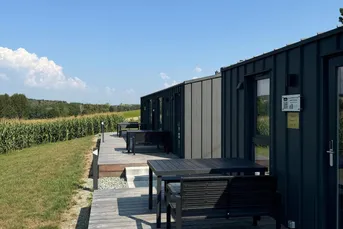 Minimalistisch wohnen im Grünen – Tiny House mit Terrasse
