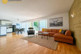 RÖTHIS: Stilvolle, sehr geräumige 3-Zimmer-Wohnung mit TG-Platz!