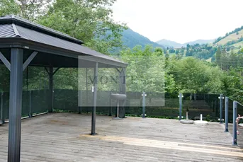 Großzügig geschnittene Wohnung mit großer Dachterrasse, Kachelöfen und 2 Carports