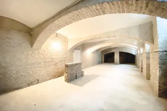 Große Lagerfläche im Souterrain zu vermieten!