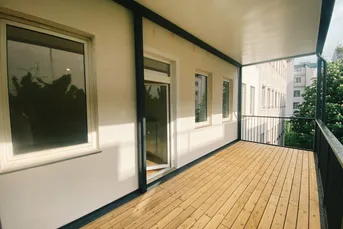 NEU! Altbautraum mit großer Terrasse! Generalsanierte 2-Zimmerwohnung in historischem Altbauhaus!