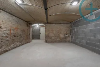 LAGERFLÄCHE IM SANIERTEN ALTBAU