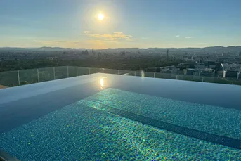 Rooftop Pool, Concierge! Luxuswohnung im Hochhaus Grünblick 5.OG | U2 | XL-Balkon