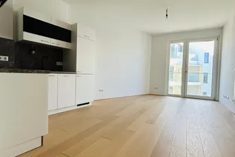 PROVISIONFREI! ERSTBEZUG! THE SHORE! 1. REIHE AM WASSER! RUHIG! HELLE 2. ZIMMER MIT 7m² BALKON! CONCIERGESERVICE! FITNESS! SPA-BEREICH! EINBAUKÜCHE.