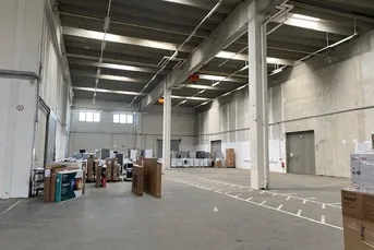 Lagerhalle und Büroflächen zu vermieten 