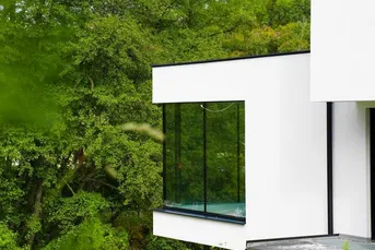 Exklusives, modernes Traumhaus mit großzügigen Glasflächen und Grünblick