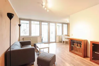 Ort der Gemütlichkeit: 4-Zi.-Maisonette mit großer, verglaster Loggia und Blick ins Grüne